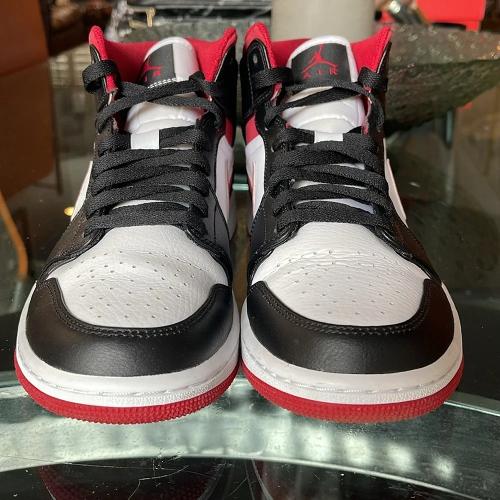 Air Jordan 1 Mid White/Gym Red/Black 554724-122 Size 9 ❤️🤍🖤